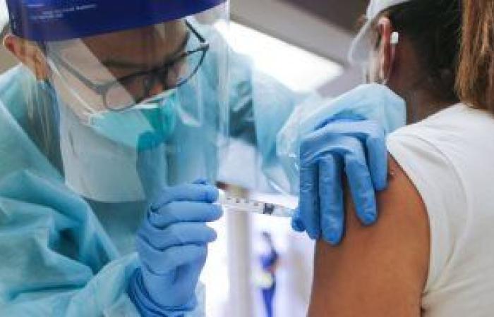 جامعة أكسفورد تحدد الأشخاص المعرضين لخطر مضاعفات كورونا بعد التطعيم