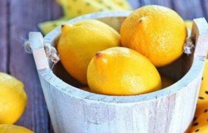 أطعمة ومشروبات تمنع ظهور حب الشباب.. منها الليمون والتوت