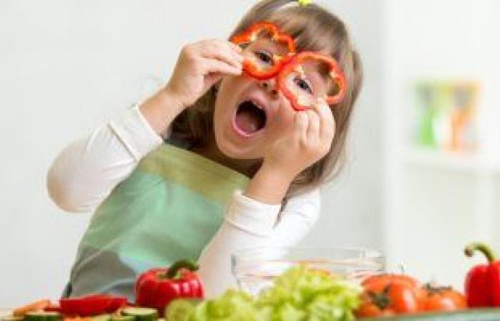 5 نصائح للآباء ينصح باتباعها لجعل طفلك يتناول طعامًا صحيًا
