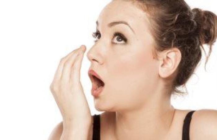 التهاب اللثة وسوء الهضم من أسباب رائحة الفم الكريهة.. نصائح للتخلص منها