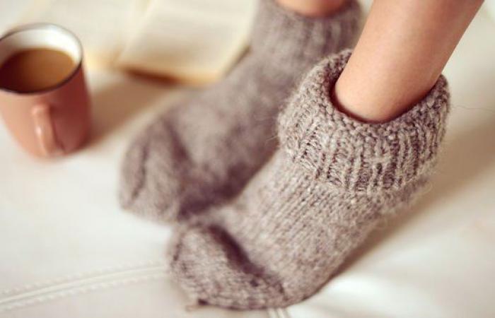 لو بتعانى من برودة قدميك في الشتاء.. 4 نصائح فعالة للحصول على الدفء