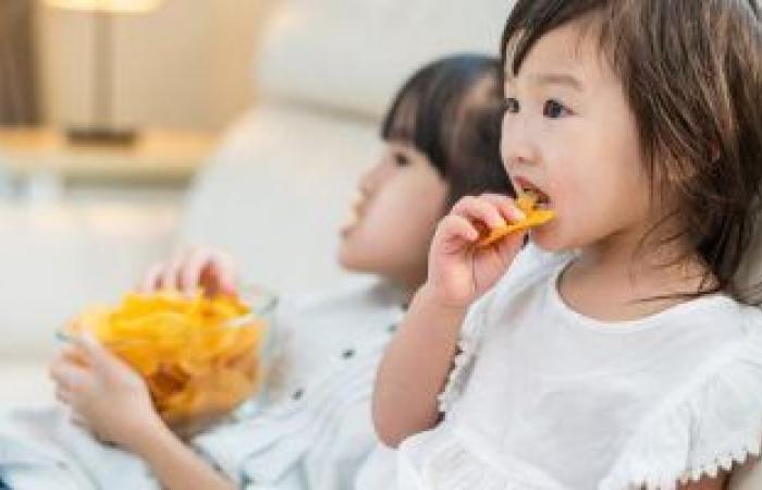 كيف تضر الوجبات السريعة بدماغ طفلك؟ خبراء تغذية يوضحون