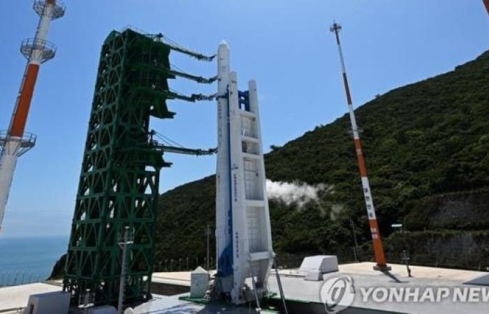 كوريا الجنوبية تطلق أول صاروخ فضائي محلي الصنع بعد محاولة فاشلة