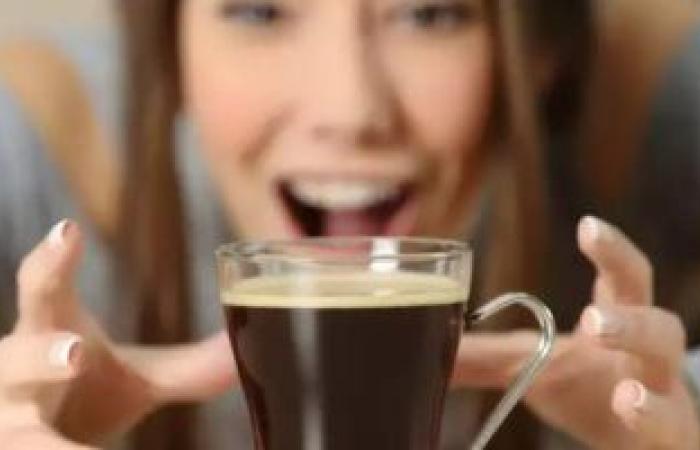 شرب أكثر من 4 أكواب قهوة يرفع ضغط الدم