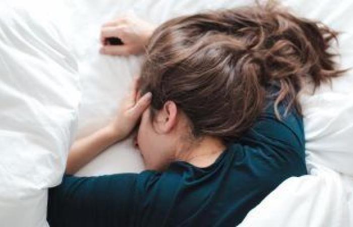 ما هى الآثار الجانبية للحبوب المنومة؟.. منها المشى أثناء النوم