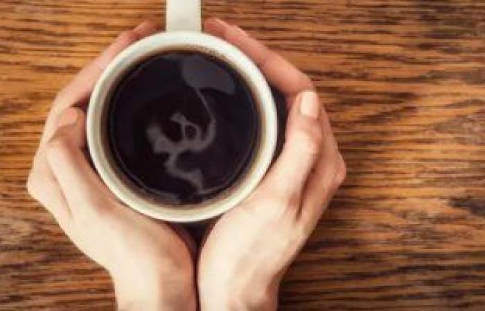 شرب أكثر من 4 أكواب قهوة يرفع ضغط الدم