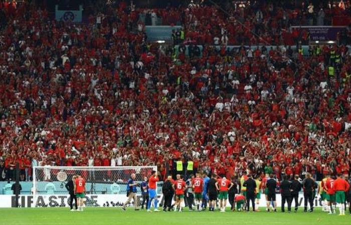 جماهير المغرب تحيي لاعبيها بعد الخسارة أمام فرنسا