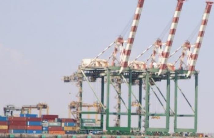 الحكومة اليمنية تقر اتفاقا لإنشاء ميناء بحري لتصدير المعادن باستثمارات إماراتية