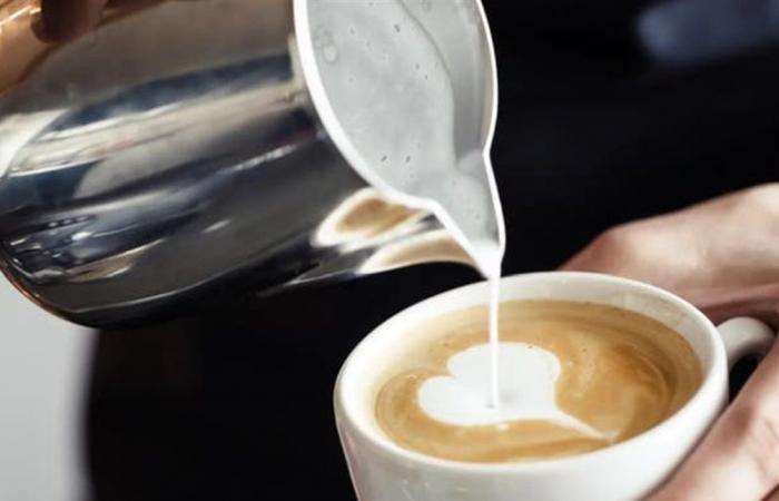 فوائد إضافة الحليب للقهوة.. تمنع التهاب خلايا المناعة