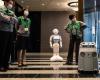 بالصور.. روبوت يرحب بمصابي كورونا في فنادق اليابان