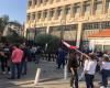 تجمع امام فرع مصرف لبنان في طرابلس