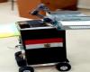 فيديو لروبوت يقوم بتوزيع الأسئلة على طلاب جامعة مصرية