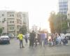 مواطنون افترشوا الطريق في ساحة ايليا احتجاجاً على تردي الاوضاع المعيشية