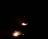 القوات الاسرائيلية تلقي قنابل مضيئة فوق ميس الجبل... واندلاع حريق في المنطقة