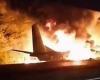 شاهد طائرة عسكرية تسقط وتحترق وتقتل 22 في أوكرانيا 
