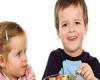 6 أطعمة تعزز قدرة لأطفال العقلية.. منها التوت والسلمون
