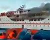 شاهد النيران تلتهم سفينة مكتظة بأكثر من 200 راكب