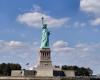 فرنسا تهدي أميركا نسخة مصغرة من تمثال الحرية