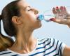 شرب الماء أثناء الوقوف ليس مفيدًا لصحتك.. تعرف على الأسباب