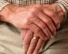 7 علامات تشير إلى الإصابة بمرض باركنسون.. منها رعشة اليد