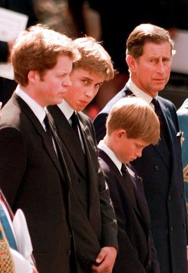 الأمير هاري خلال جنازة والدته