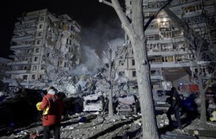كييف: ارتفاع حصيلة قصف دنيبرو إلى 35 قتيلا